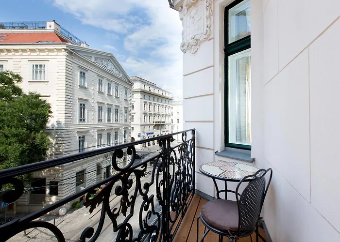 Residence, Hall - Parliament 4*