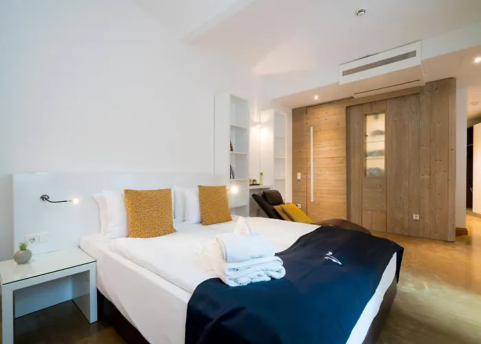 Residence, Hall - Parliament 4*