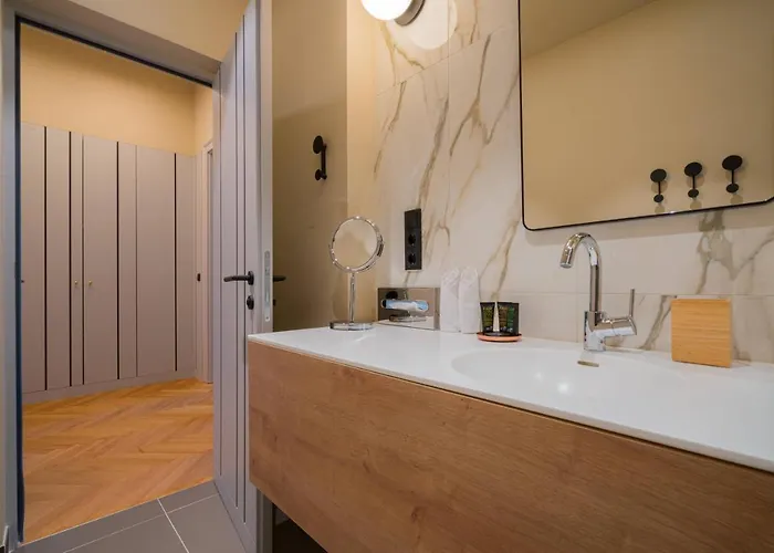 Residence, Hall - Parliament 4*